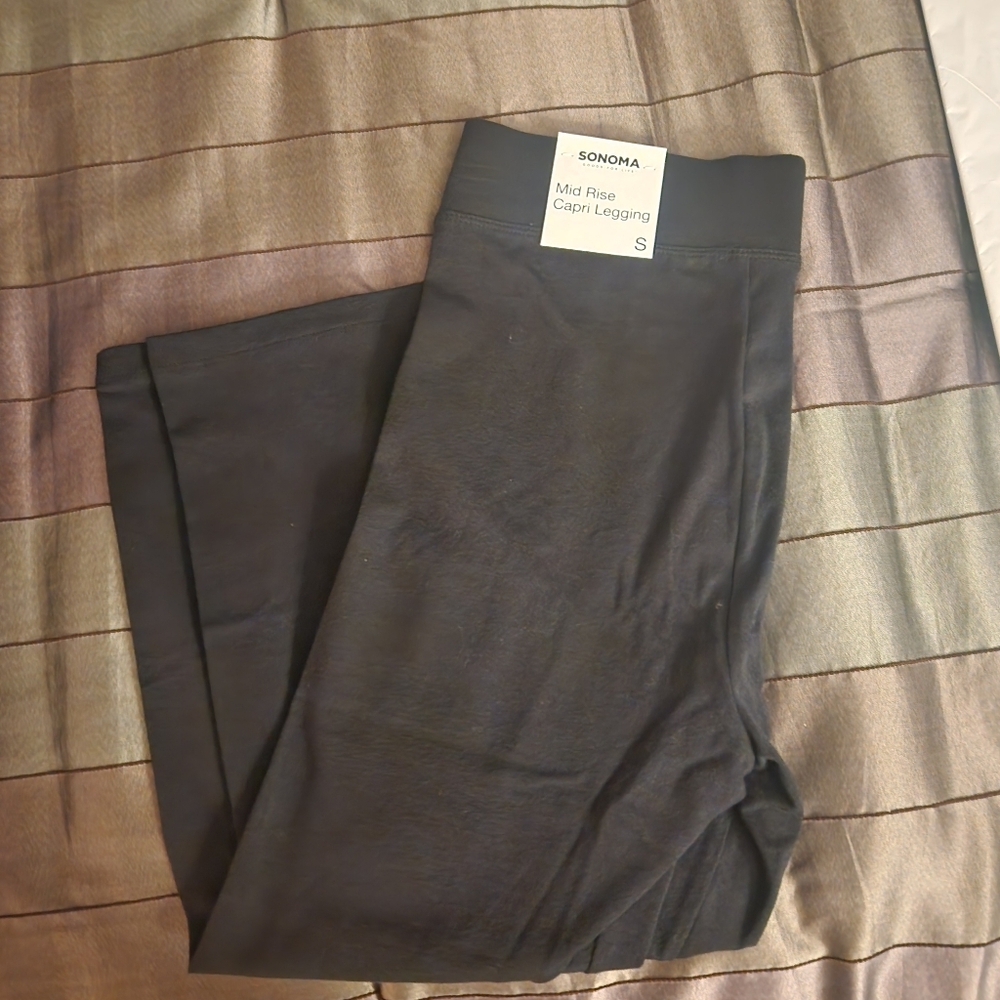 NWT Sonoma Black Mid Rise Capri Leggings